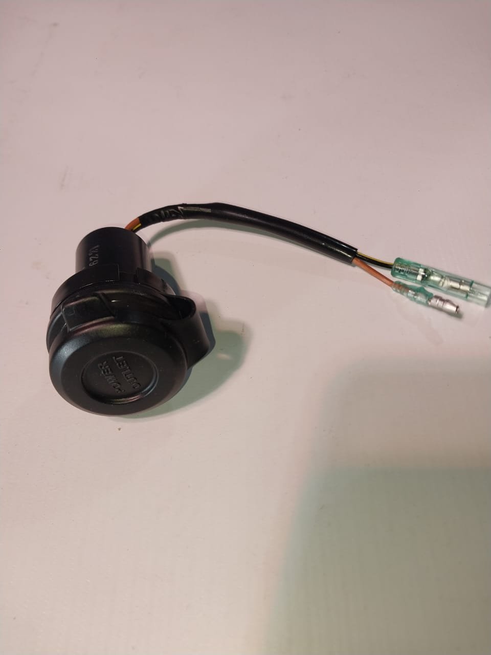 Tomacorriente DC 12V Kawasaki Z900 (OEM: 99994-0838) - Imagen 2