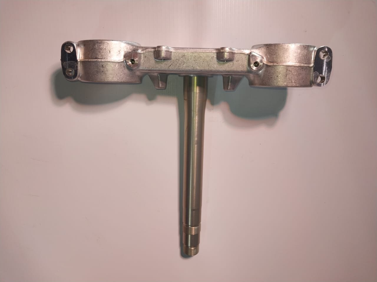 Cristo inferior / Base de horquilla Kawasaki KX125 / KX250 / KX500 (OEM: 44037-1280) - Imagen 3