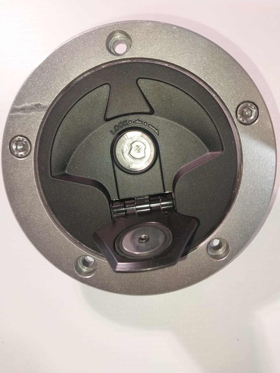 Tapa tanque de nafta Kawasaki Z750 / Z1000 / ZX-10R / ZX-14 / ER-6N / Ninja 650 / Versys 650 / ZZR1400 (OEM: 51049-0012) - Imagen 2