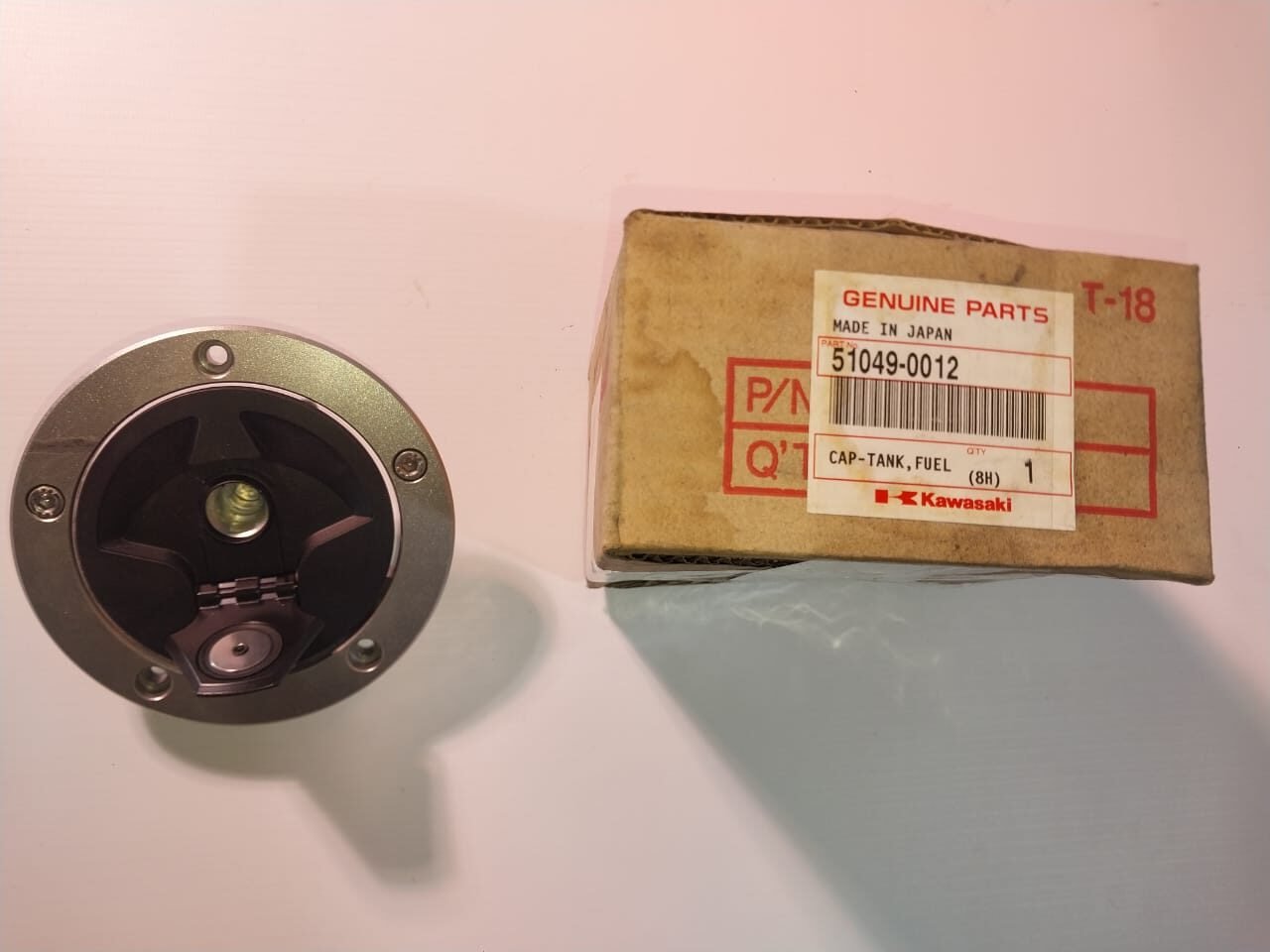 Tapa tanque de nafta Kawasaki Z750 / Z1000 / ZX-10R / ZX-14 / ER-6N / Ninja 650 / Versys 650 / ZZR1400 (OEM: 51049-0012)