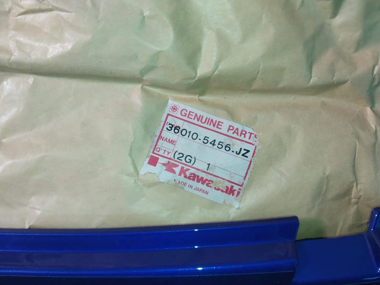 Cacha lateral izquierda violeta/plateada Kawasaki ZZ-R250 (OEM: 36010-5456-JZ)